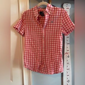 Vineyard vines linen button down shirt sleeve shirt. Boys size small.